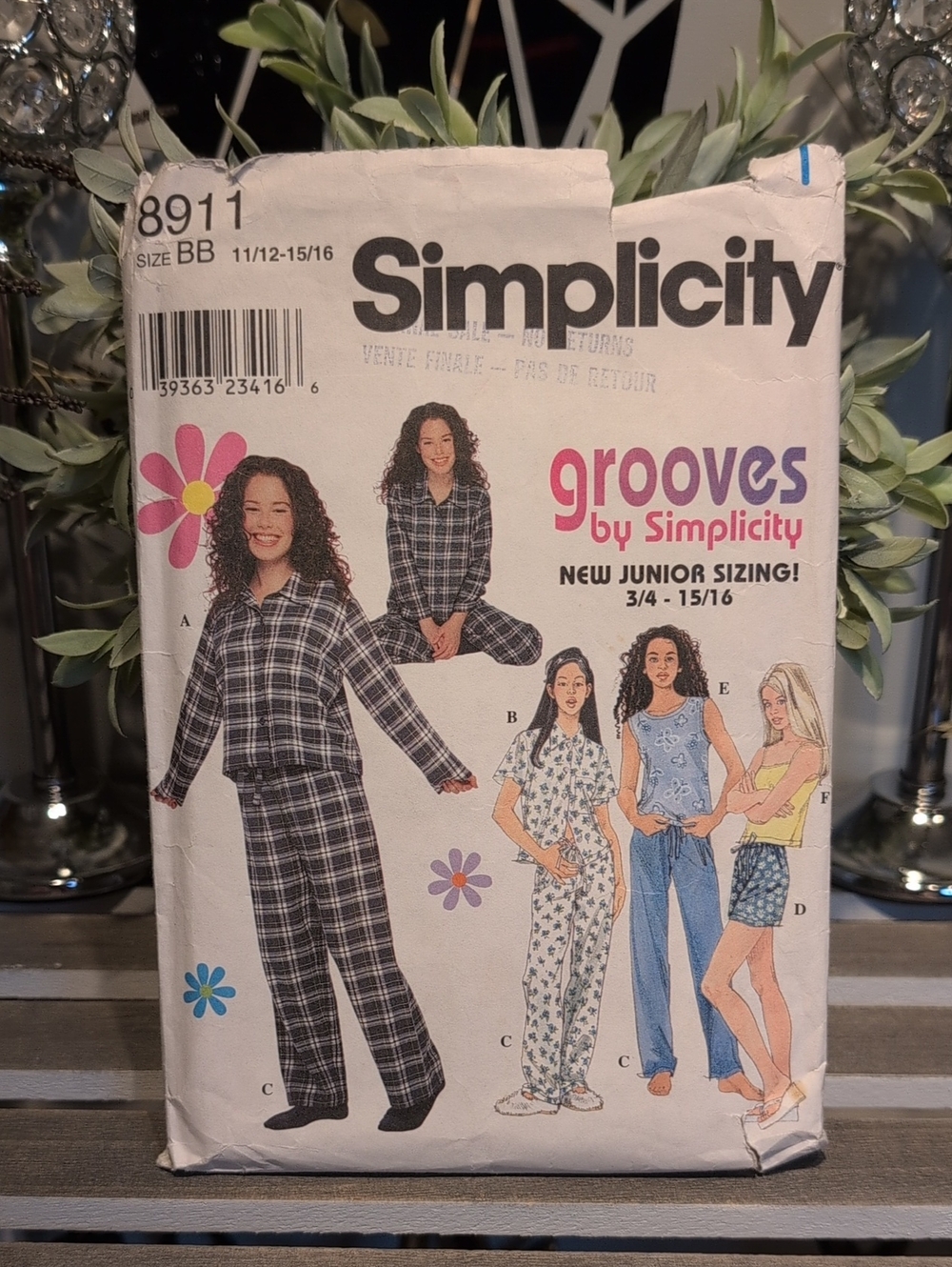 Simplicity Grooves Junior Pajama Pattern — Black & White Plaid